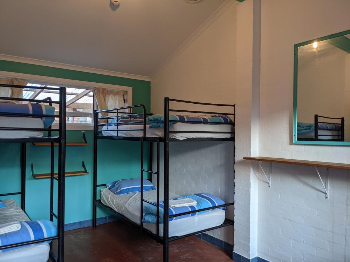 Ozzie Pozzie Backpackers Vandrarhem Port Macquarie Exteriör bild