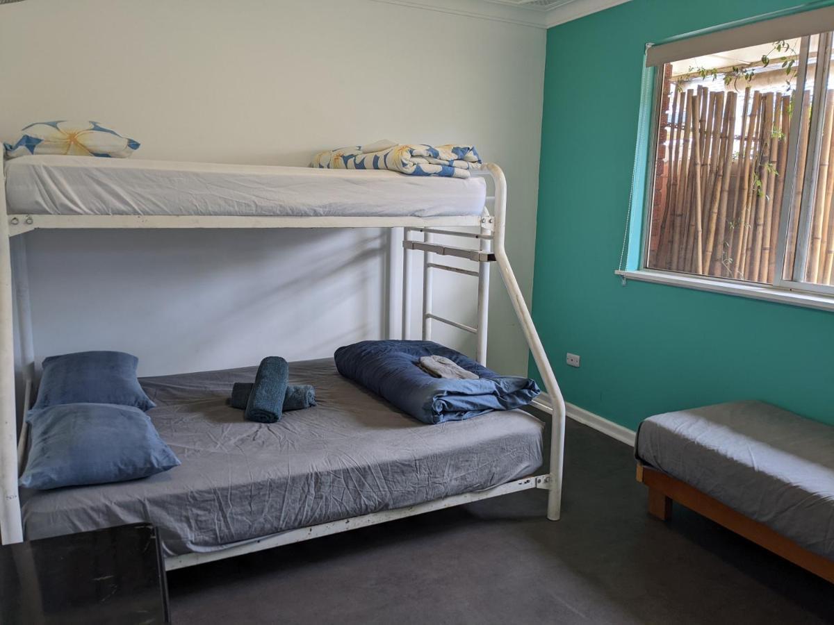 Ozzie Pozzie Backpackers Vandrarhem Port Macquarie Exteriör bild